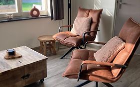 Bungalow op bedrijf met melkkoeien